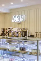 크림톤 루버와 네온이 만든 감성 디저트 카페